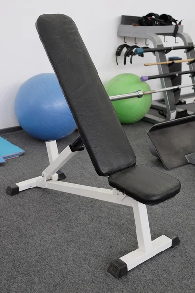 Equipamentos de ginástica em uma sala de fitness — Fotografia de Stock