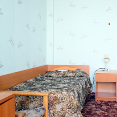 Bir otel odasının içinde.