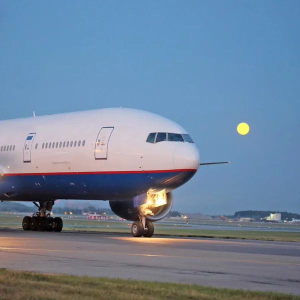 Samolot pasażerski na lotnisku w godzinach wieczornych — Zdjęcie stockowe