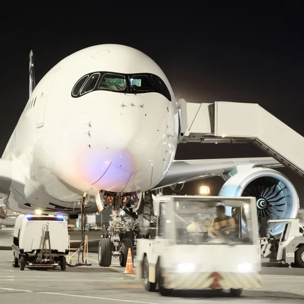 Passagiersvliegtuigen op de luchthaven in de avond — Stockfoto