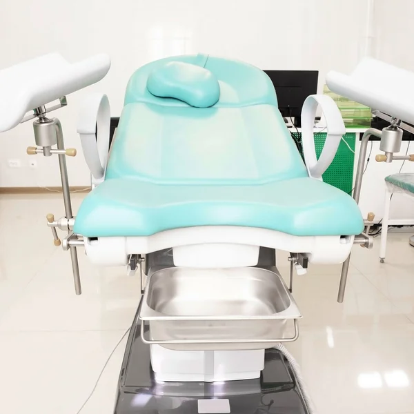 Cadeira ginecológica na sala ginecológica — Fotografia de Stock