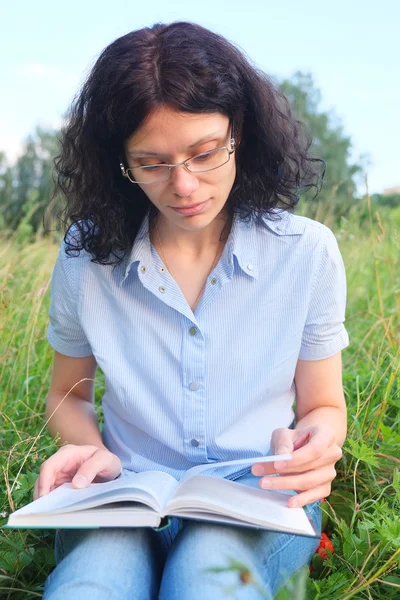 Student tjej läser en bok — Stockfoto