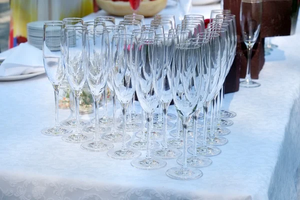 Limpar óculos na mesa de casamento — Fotografia de Stock