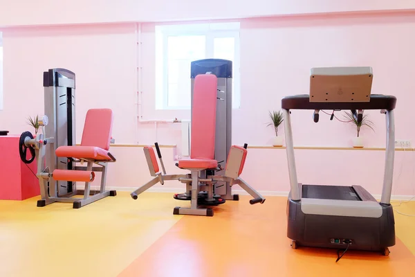 Interior de un moderno gimnasio — Foto de Stock