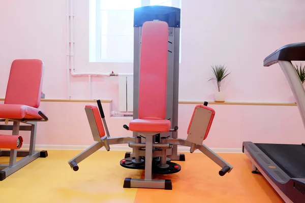 Interior de un moderno gimnasio — Foto de Stock