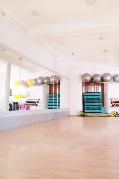 Intérieur d'une salle de fitness moderne — Photo