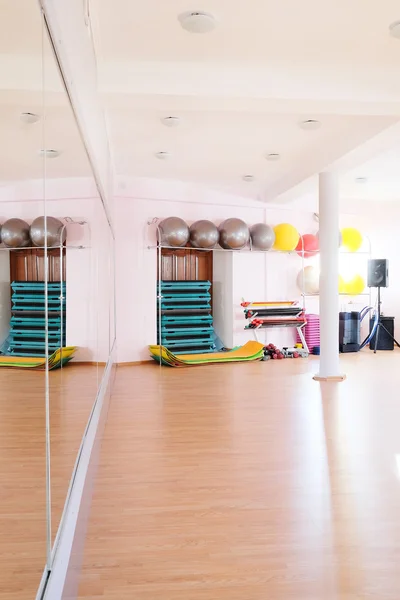 Intérieur d'une salle de fitness moderne — Photo