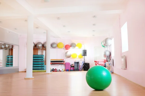 Interior de un moderno gimnasio —  Fotos de Stock