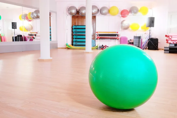 Interior de un moderno gimnasio — Foto de Stock