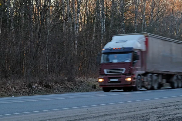 Vrachtwagen op een snelweg in Moskou regio — Stockfoto