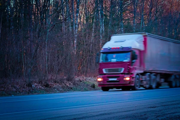 Ciężarówki na autostradzie w regionie Moscow region — Zdjęcie stockowe