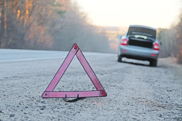 Изображение аварийного знака на дороге — стоковое фото