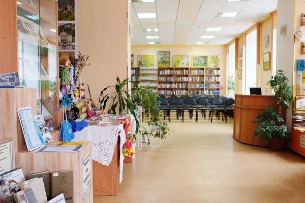 Sala de lectura en la biblioteca pública — Foto de Stock