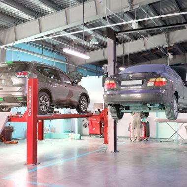 Araba satıcısı onarım istasyonu
