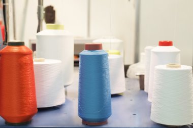 Tezgâh görüntüsü. İş parçacığının makaralar