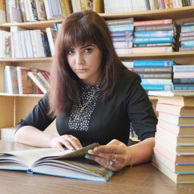 Öğrenci kitaplığı bir kitap okur