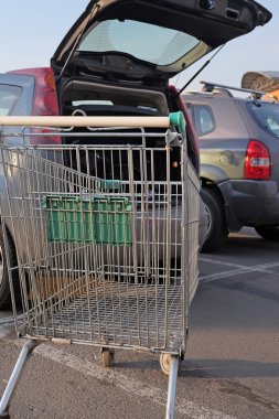 Arabanın yakınında süpermarket'ın arabası duruyor