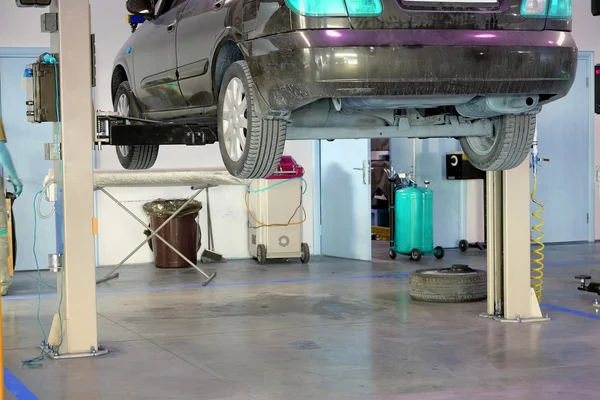 Coches en una estación de reparación de distribuidores —  Fotos de Stock