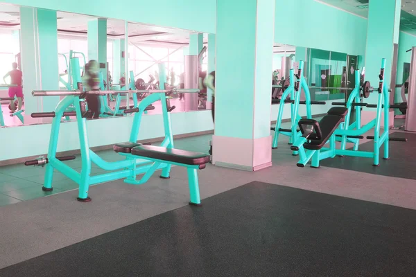 Appareils de gymnastique dans une salle de gym — Photo