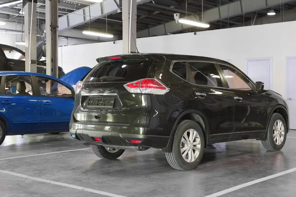 Coches en una estación de reparación de distribuidores — Foto de Stock