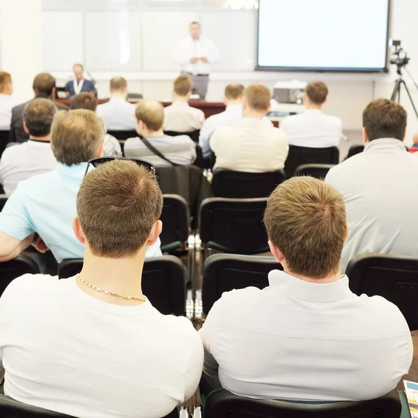 Publiek luistert naar het acteren in een conferentiezaal — Stockfoto