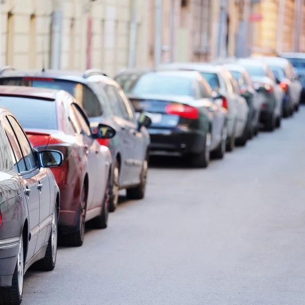 Am Straßenrand geparkte Fahrzeuge — Stockfoto