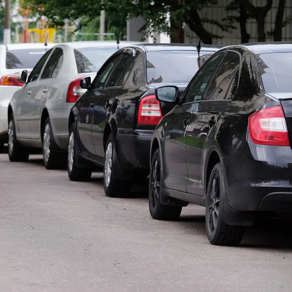 Voitures sur un parking — Photo