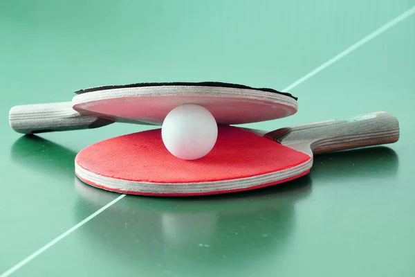 Racchette da ping-pong e palla — Foto Stock