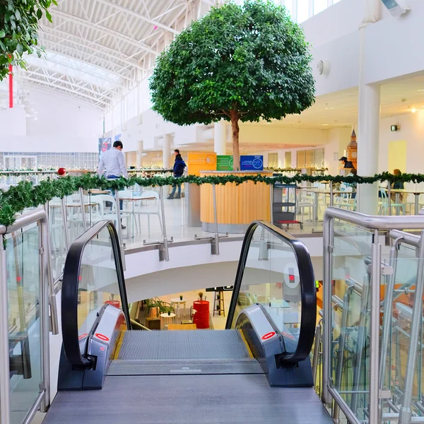 Escaleras mecánicas en el centro comercial Mega — Foto de Stock