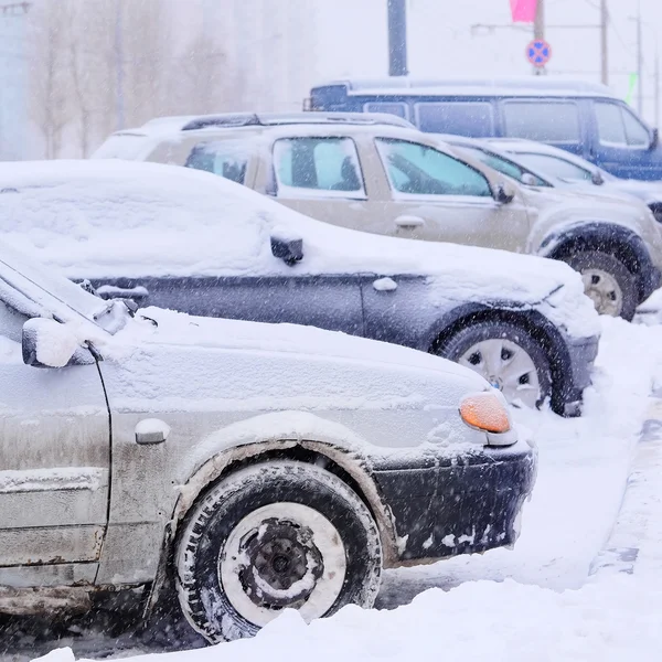 Carros estacionados na neve — Fotografia de Stock