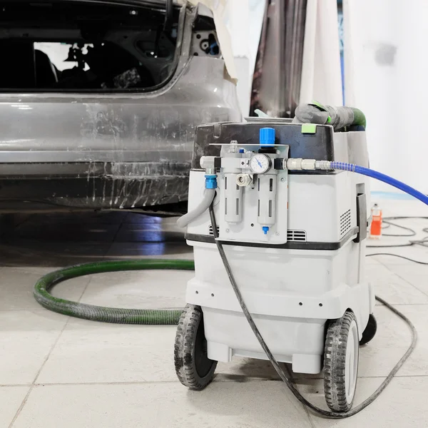 Image of a car repair garage. Sanding machine. — Stock Photo, Image