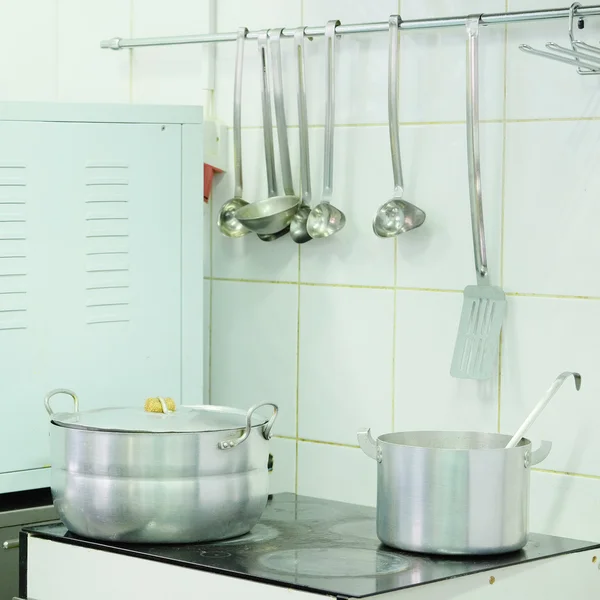 Cozinha profissional em um restaurante — Fotografia de Stock