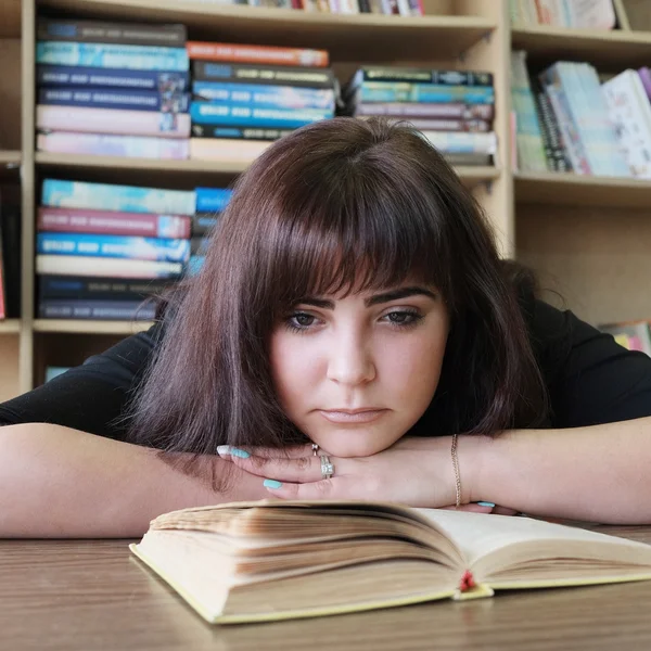 Öğrenci kitaplığı bir kitap okur