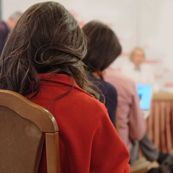 Publiek luistert naar het acteren in een conferentiezaal — Stockfoto