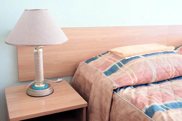 Bild eines Bettes in einem Motelzimmer — Stockfoto