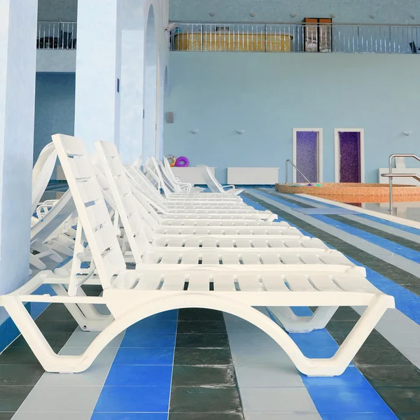 Interior de uma piscina em um resort quente — Fotografia de Stock