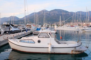 Görüntü teknelerin Harbour bir Adriyatik Denizi