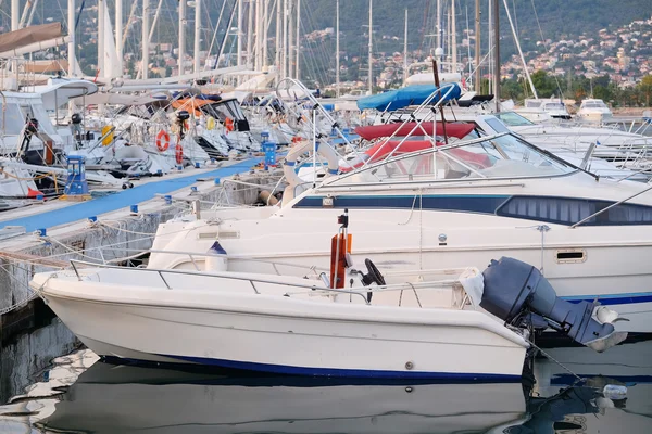 Imagen de barcos en un puerto de un mar Adriático —  Fotos de Stock