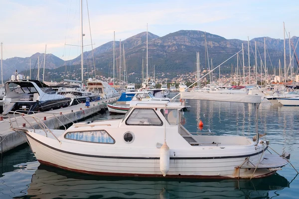 Imagen de barcos en un puerto de un mar Adriático — Foto de Stock