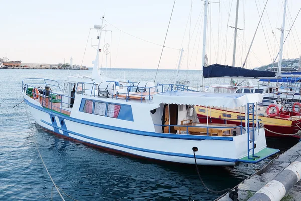 Imagem de barcos em um porto de um mar Adriático — Fotografia de Stock