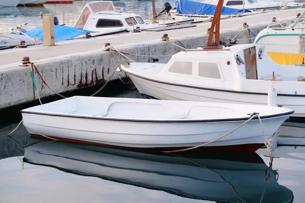 Imagem de barcos em um porto de um mar Adriático — Fotografia de Stock