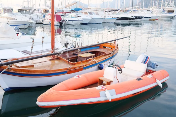 Imagem de barcos em um porto de um mar Adriático — Fotografia de Stock