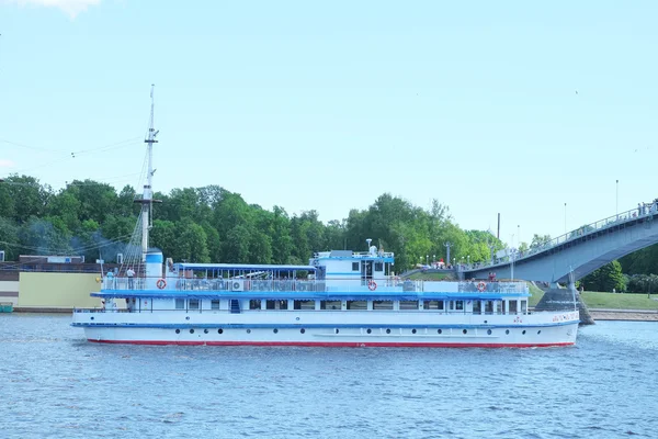 Toeristische schip op de Volhov rivier — Stockfoto