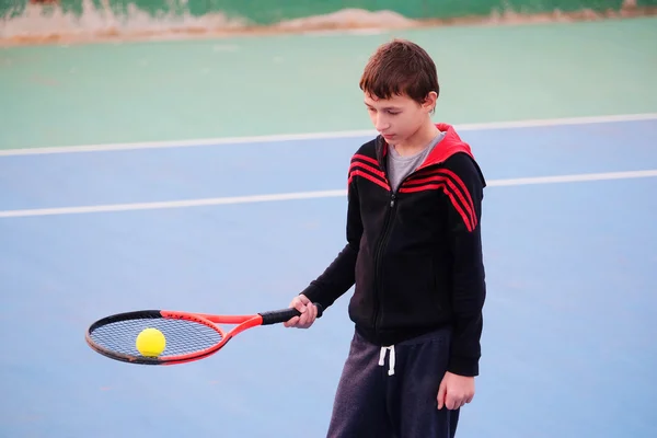 Tenista en la cancha juega al tenis —  Fotos de Stock
