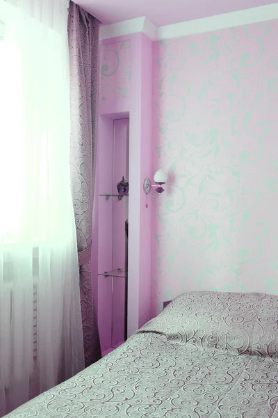 Интерьер пустой спальни отеля — стоковое фото