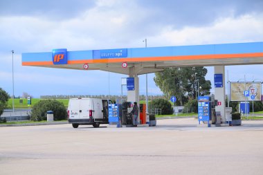 Benzin istasyonu İtalya bir karayolu üzerinde