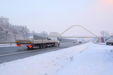 Polonya'da bir karayolu üzerinde kamyon