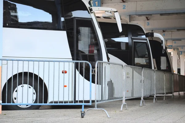 bir otobüs istasyonu