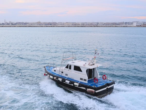 Un barco a motor —  Fotos de Stock