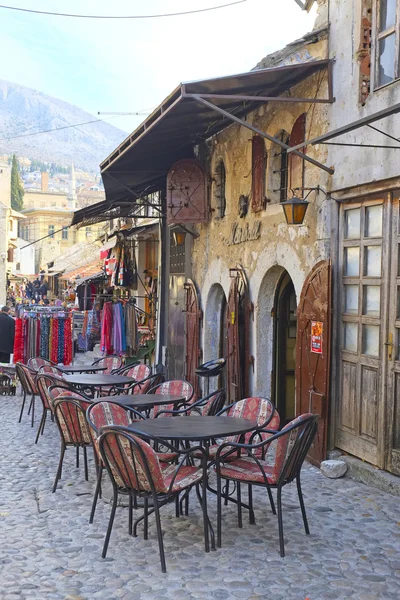 Landschaft mit dem Bild eines Straßencafés in Mostar — Stockfoto